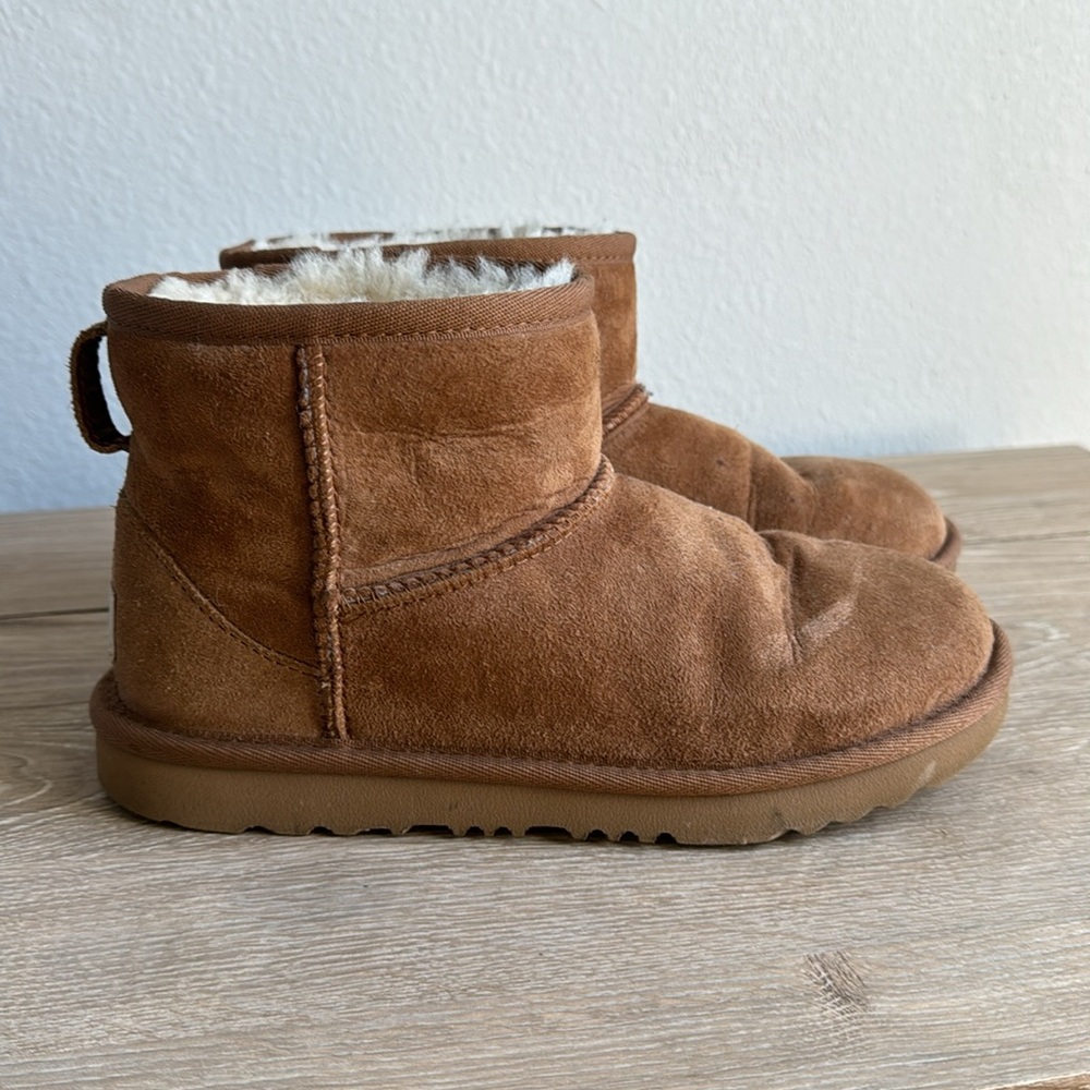 UGG Boots Classic Mini II Boot - Chestnut size 3 Little Kid